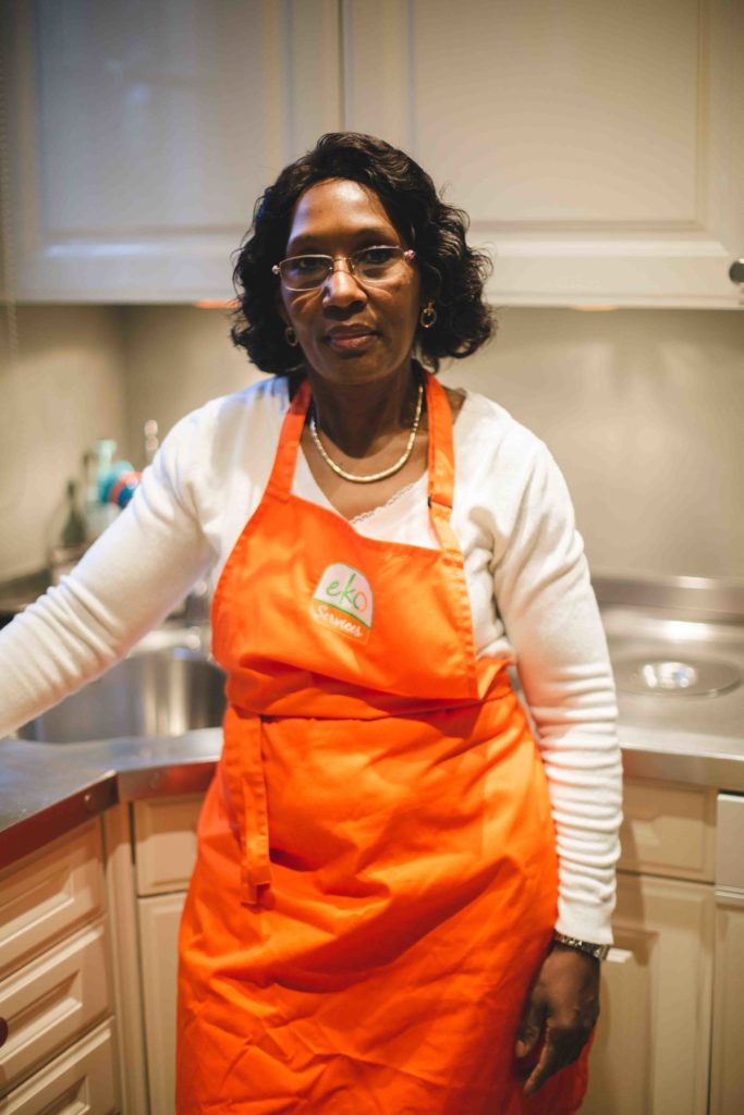 Mariam, aide-ménagère, pose dans la cuisine nettoyée de son client