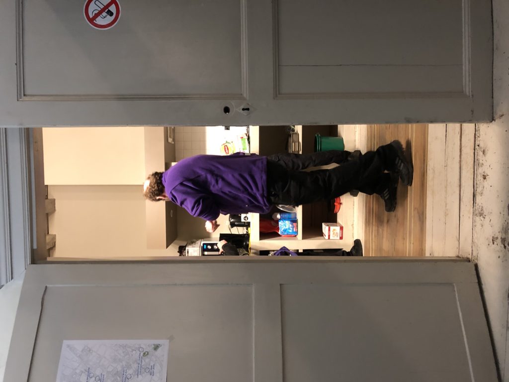 Un Gardien prépare du café