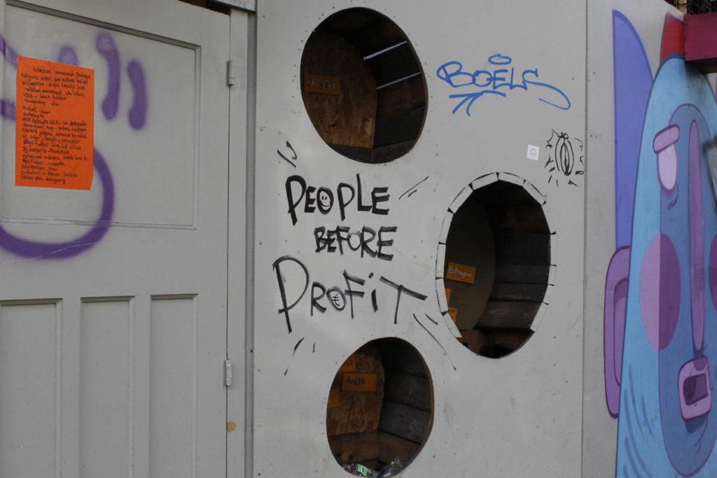 "People before profit" taggé sur un mur du Tri Postal.