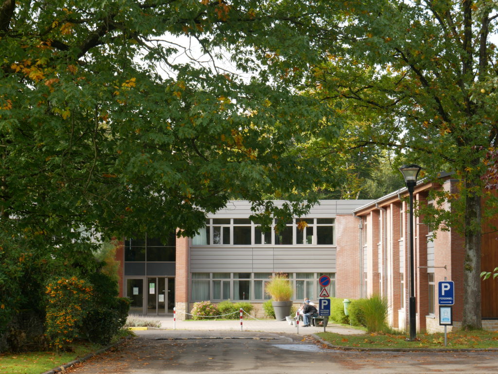 Entre les arbres se trouve un bâtiment. Il s'agit de l'Unité des Adolescents du l'hôpital "Le Domaine".