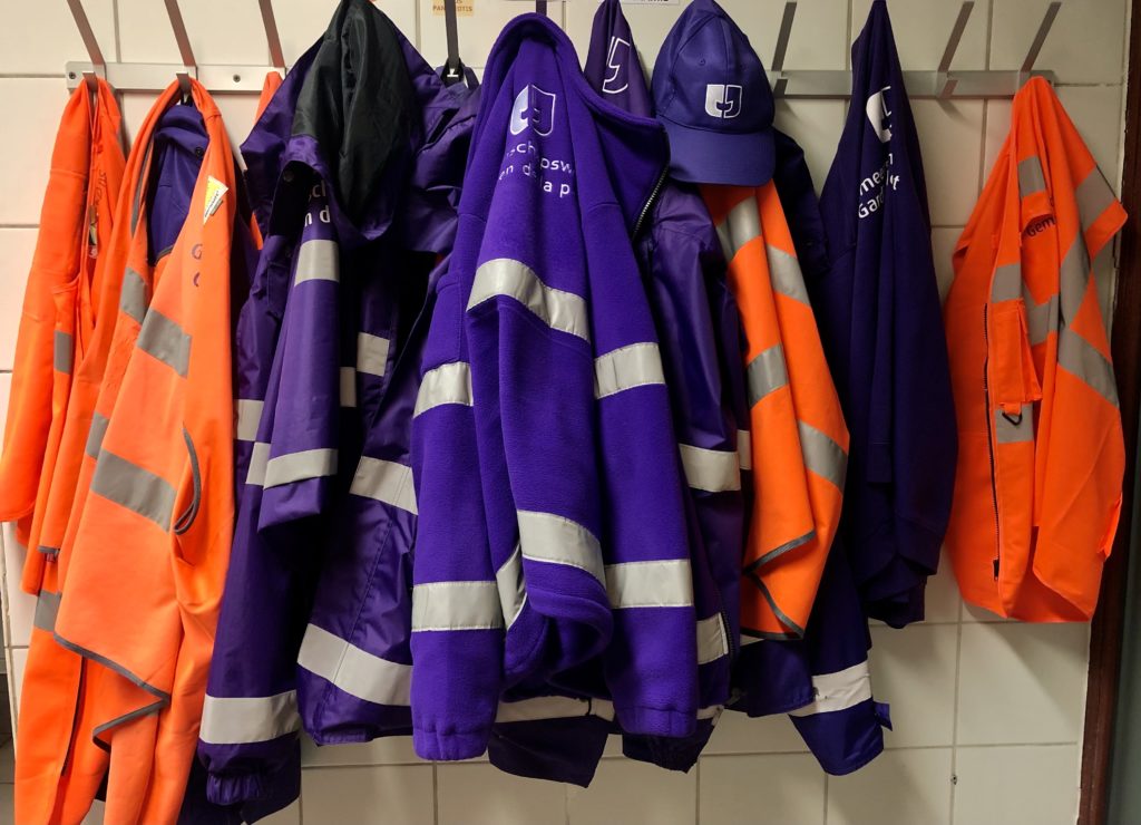 Un porte manteau remplis des vestes mauves