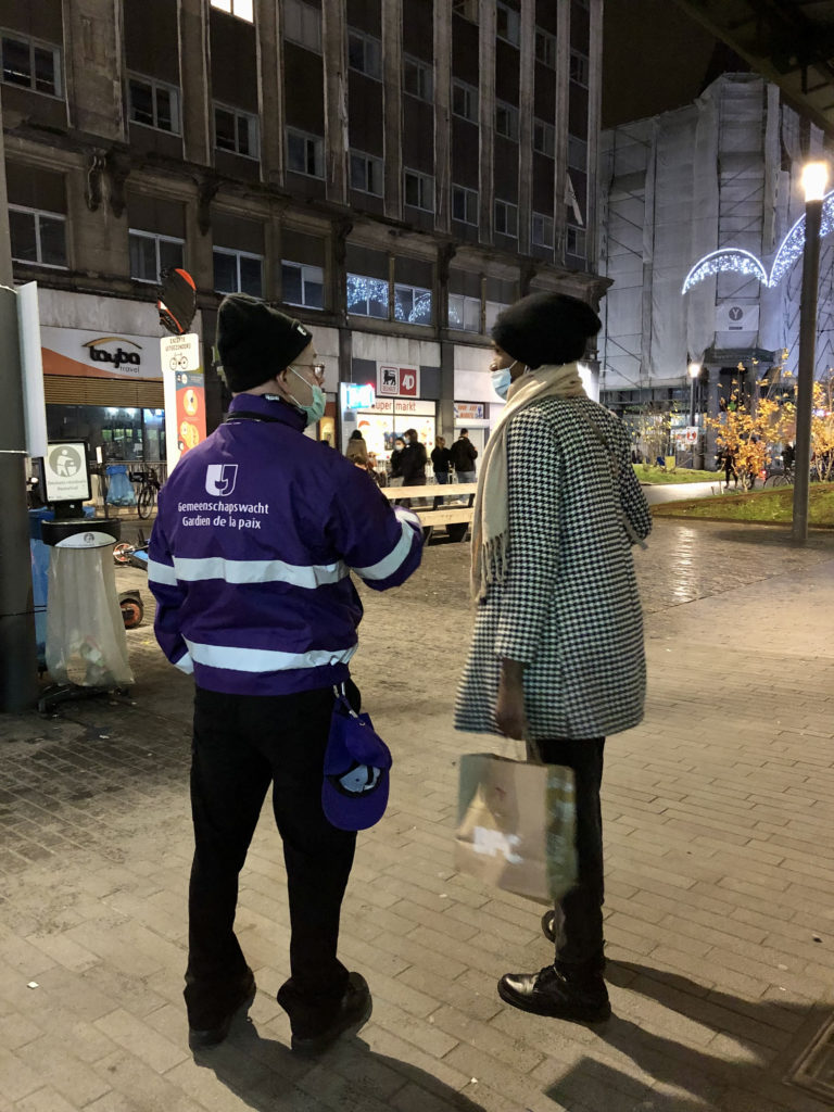 Une personne demande son chemin