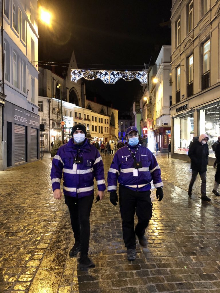 Deux gardiens patrouillent le soir