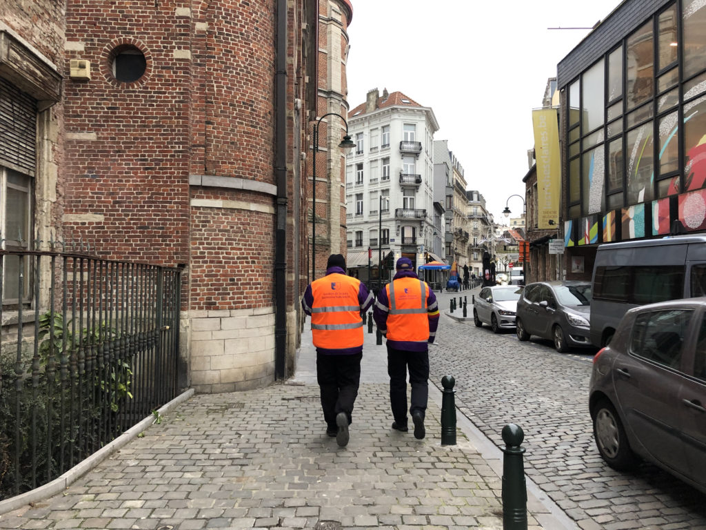 Deux Gardiens habillés pour faire la circulation