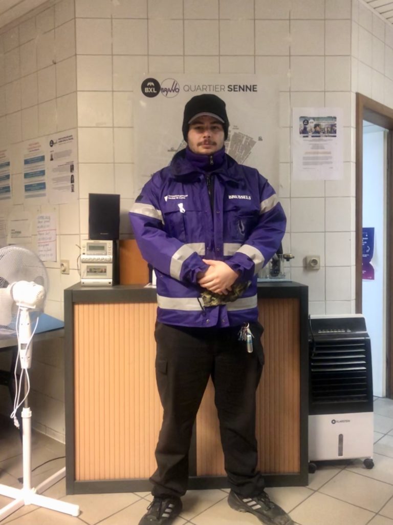 Un Gardien de la paix pose pour la photo