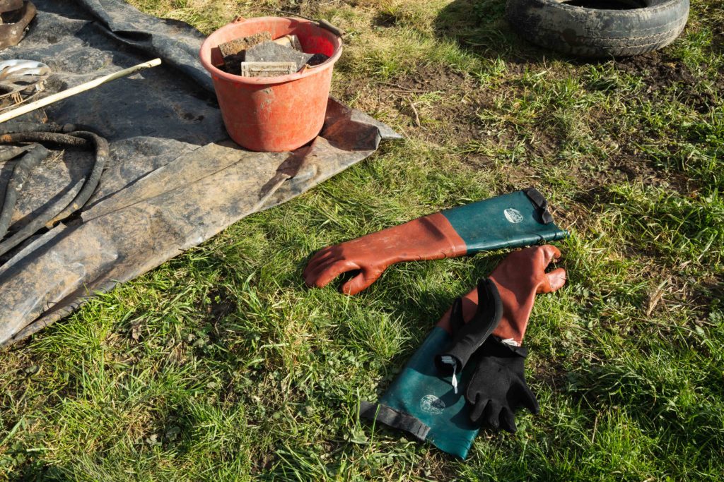 Une paire de gants git au sol