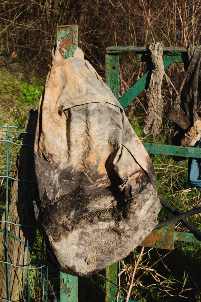 Un sac qui sèche au soleil