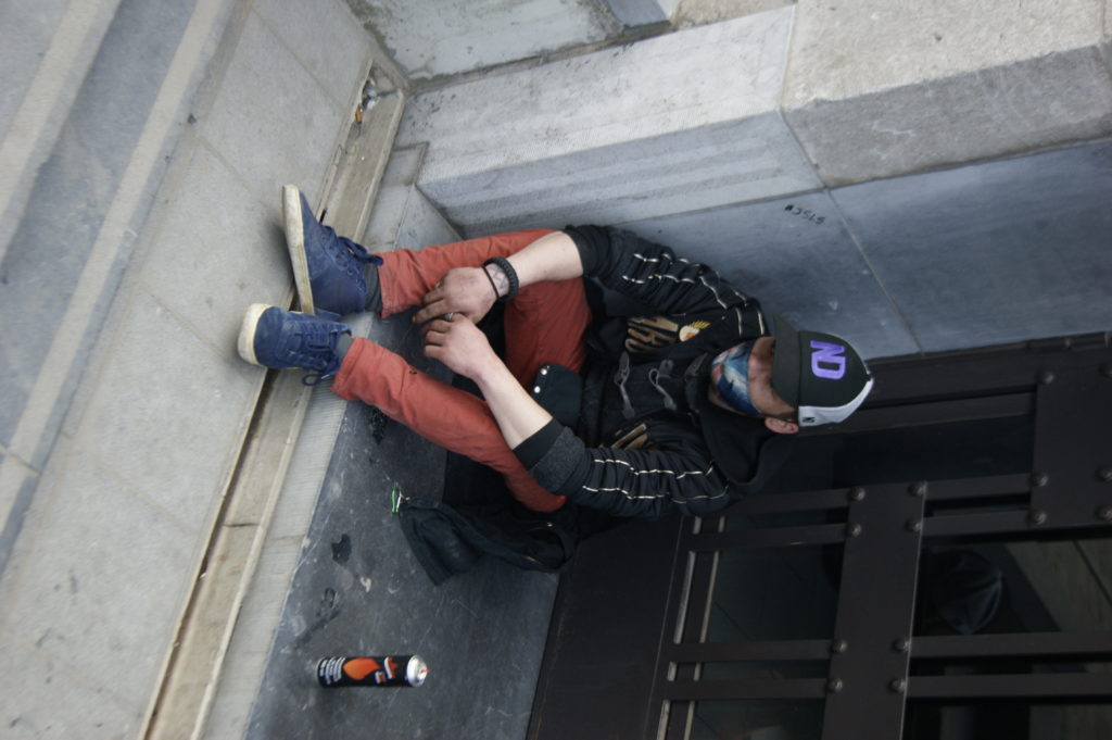 Un homme assis par terre