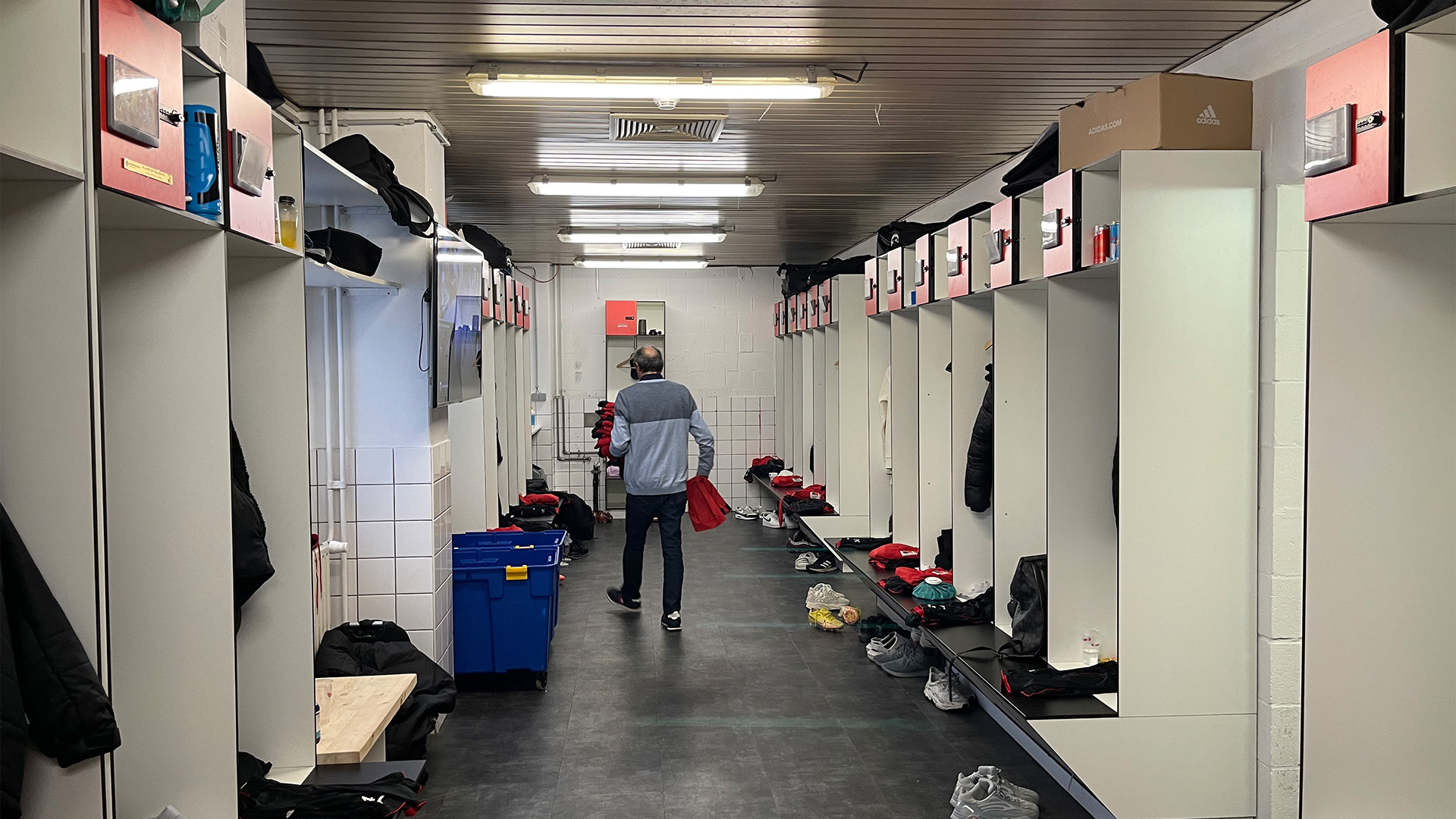 Salvator dresse les équipements des joueurs pour leur deuxième entrainement de la journée