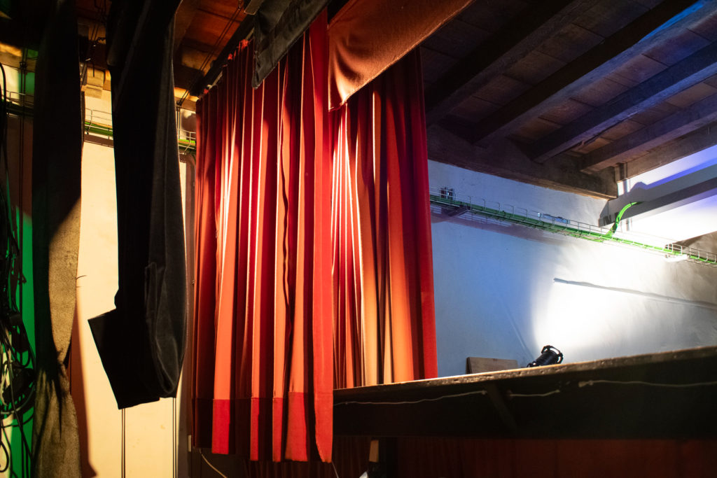 Coulisses du théâtre.